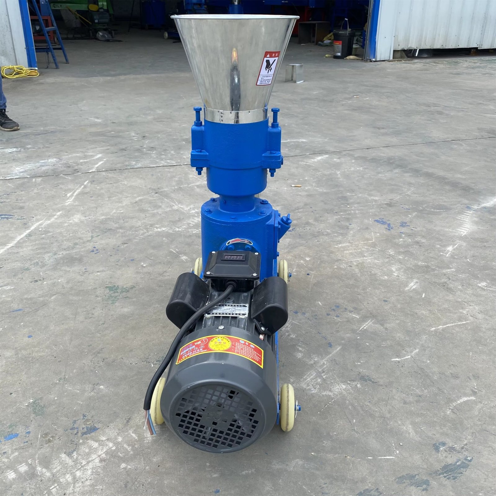 Operator care lucrează în siguranță cu un granulator MAIKONG