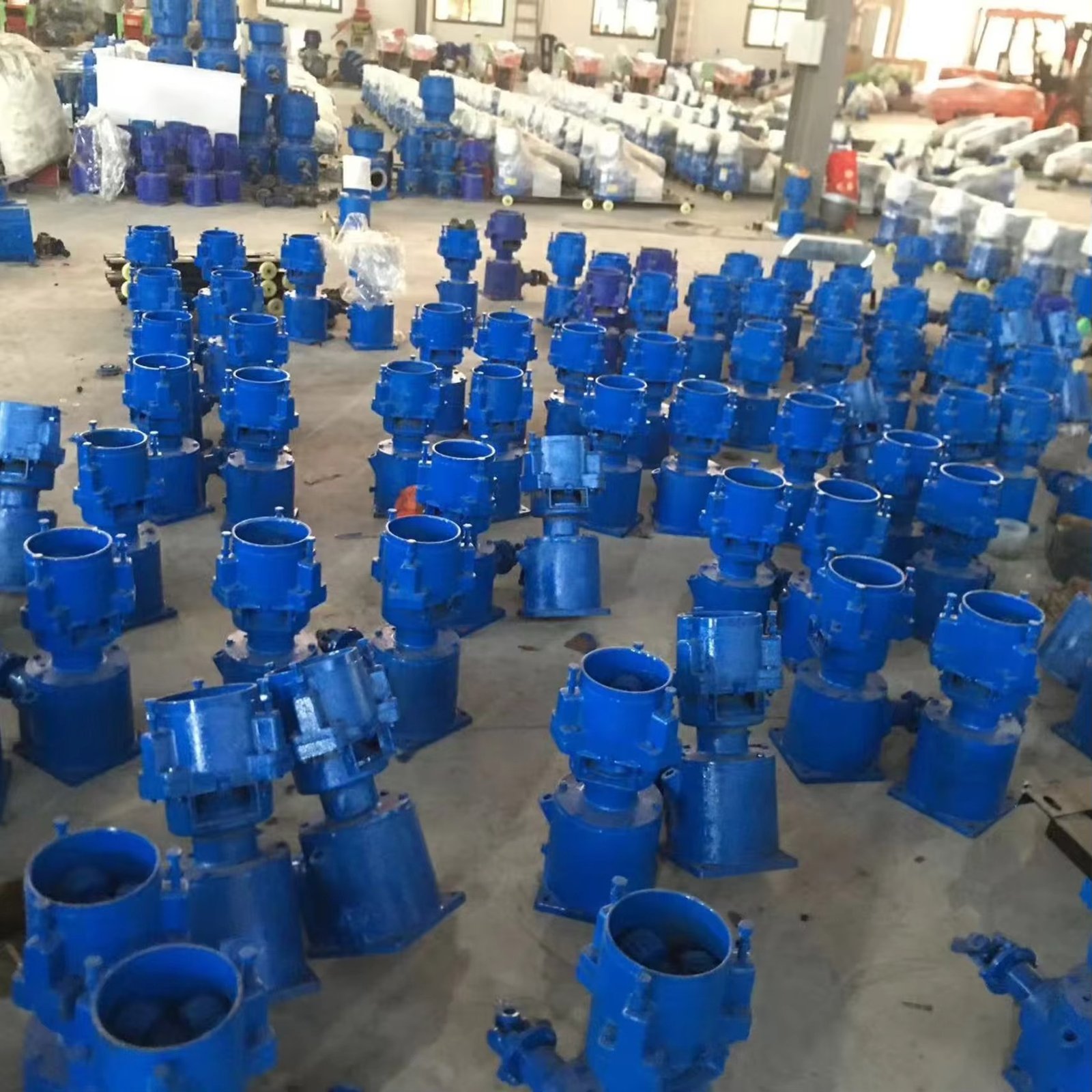 Operator care lucrează în siguranță cu un granulator MAIKONG