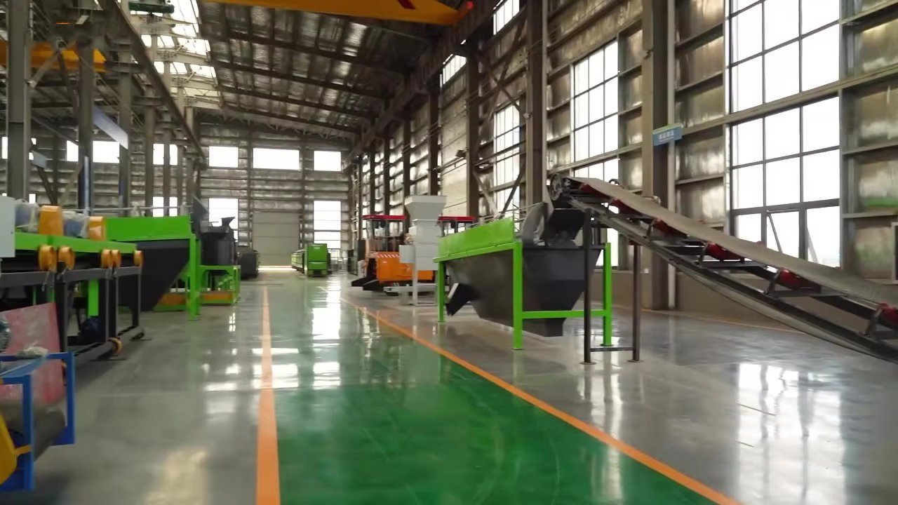 Avantajele Furajului Unic (TMR) Granulat Pentru Fermele de Îngrășare Taurine 4 Fermier distribuind rapid furaje granulate cu sistem automatizat