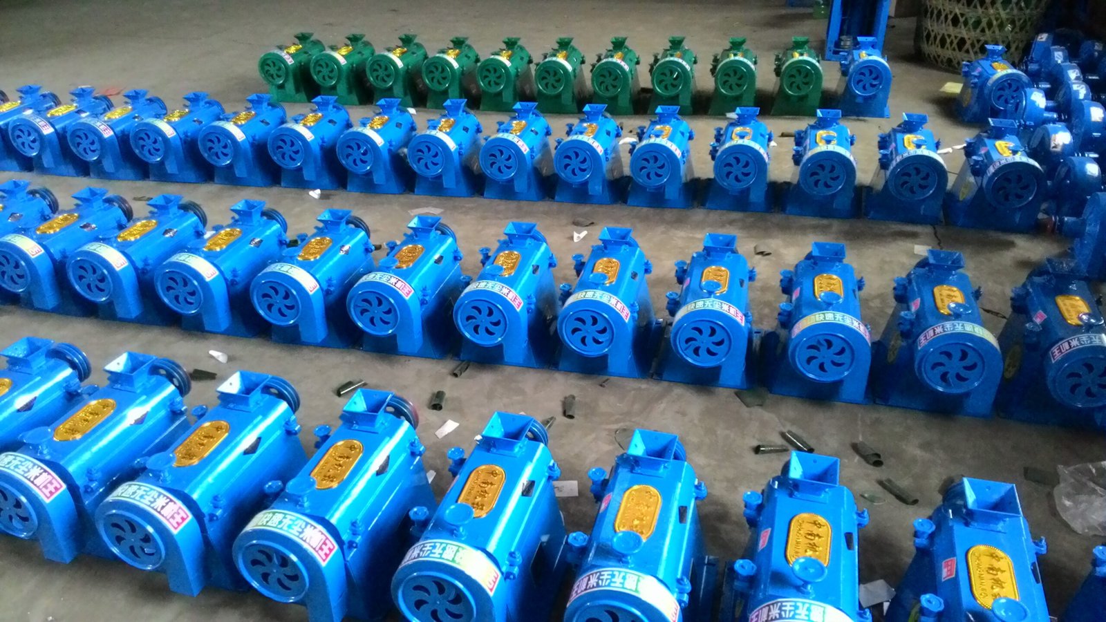 Procesarea Știuleților de Porumb pentru Hrana Bovinelor cu Utilaje MAIKONG 3 Granulator furaje industrial MAIKONG procesând știuleți de porumb pentru hrana bovinelor