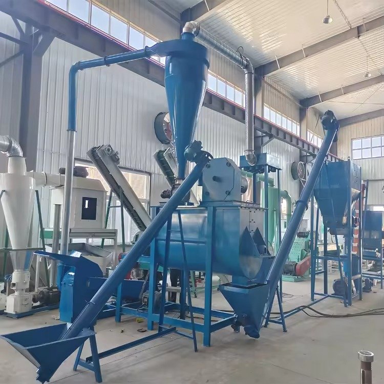 Granulator furaje MAIKONG procesând concentrate pentru viței în fabrică modernă