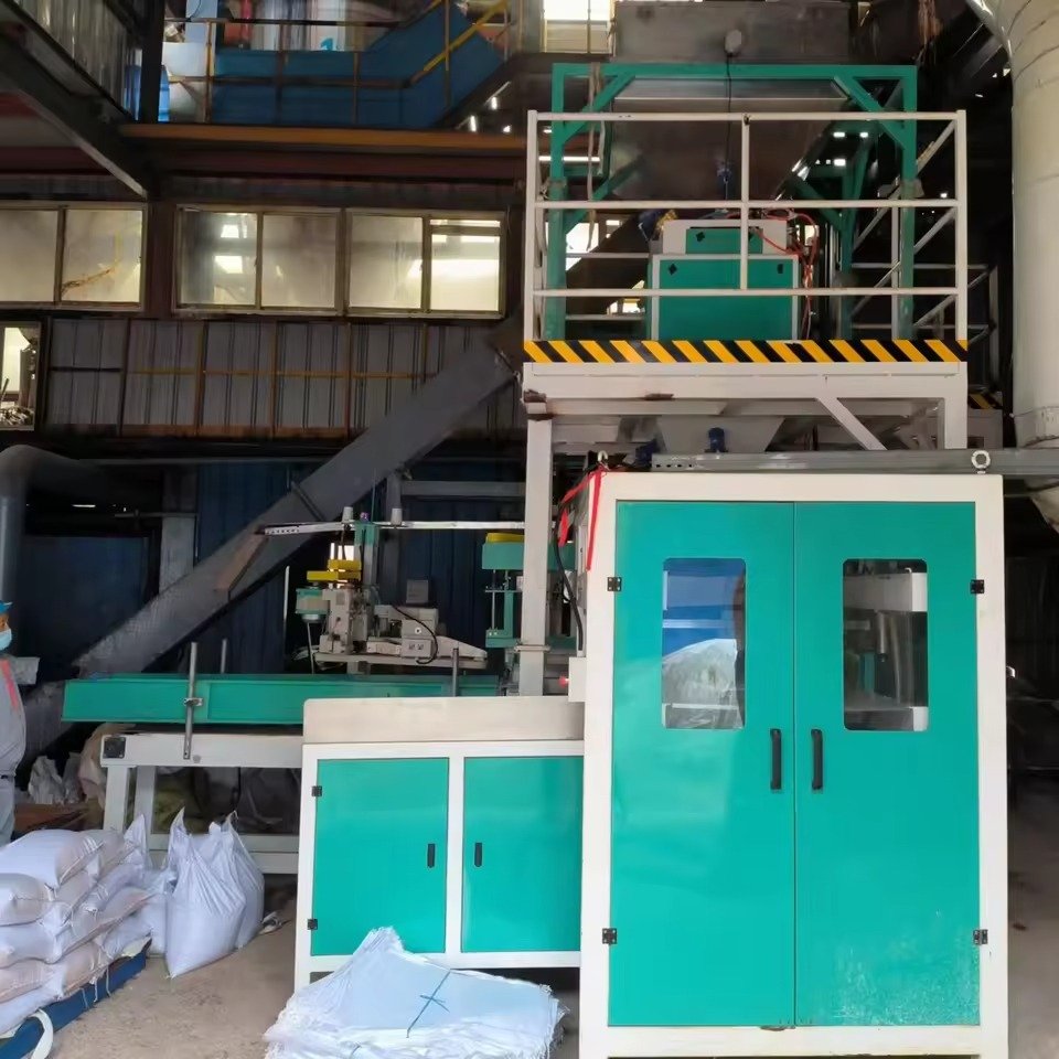 Granulator furaje MAIKONG procesând concentrate pentru viței în fabrică modernă