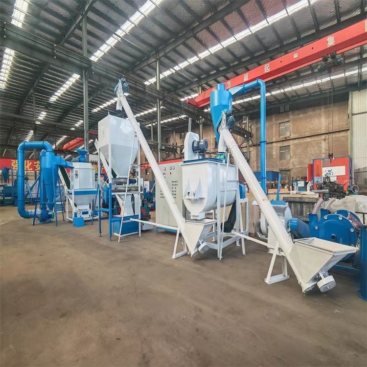 Granulator furaje MAIKONG KL-120 în funcțiune la fermă