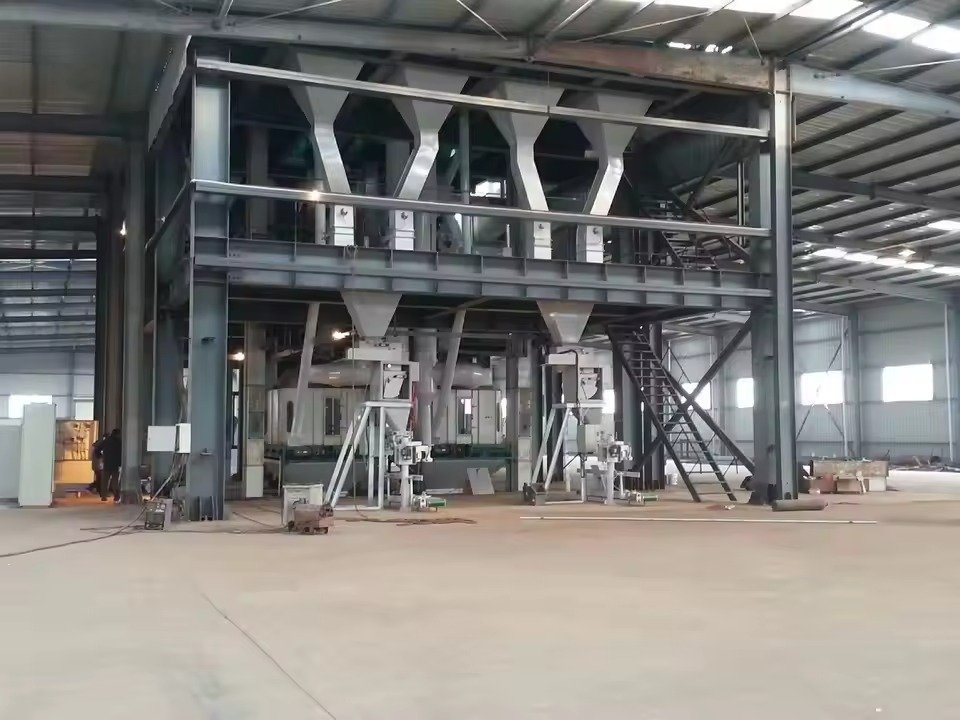Dimensiunea Ideală a Peletului pentru Diferite Stadii de Creștere la Porci 3 Granulator industrial MAIKONG în funcțiune